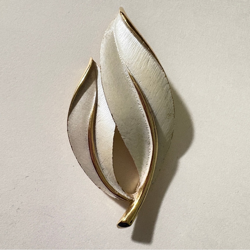 Sarah Coventry vintage Elegant Gold and Cream Brooch